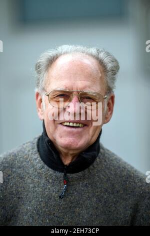 Heyrothsberge, Deutschland. Januar 2021, 22nd. Gustav-Adolf 'Täve' Schur steht im Garten vor seinem Haus. Am 23. Februar wird die Radlegende 90 Jahre alt. Quelle: Klaus-Dietmar Gabbert/dpa-Zentralbild/ZB/dpa/Alamy Live News Stockfoto