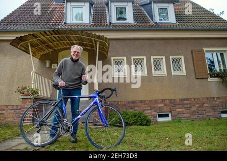 Heyrothsberge, Deutschland. Januar 2021, 22nd. Gustav-Adolf 'Täve' Schur steht im Garten vor seinem Haus mit seinem Rennrad mit 'Täve' auf dem Rahmen. Das Fahrrad wurde ihm von seinem Sohn zu seinem Geburtstag geschenkt. Jetzt wird die Radlegende 'Täve' Schur am 23. Februar 90 Jahre alt. Quelle: Klaus-Dietmar Gabbert/dpa-Zentralbild/ZB/dpa/Alamy Live News Stockfoto