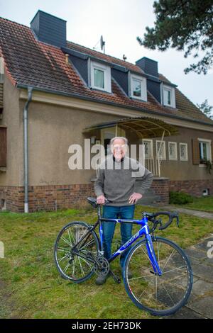 Heyrothsberge, Deutschland. Januar 2021, 22nd. Gustav-Adolf 'Täve' Schur steht im Garten vor seinem Haus mit seinem Rennrad mit 'Täve' auf dem Rahmen. Das Fahrrad wurde ihm von seinem Sohn zu seinem Geburtstag geschenkt. Jetzt wird die Radlegende 'Täve' Schur am 23. Februar 90 Jahre alt. Quelle: Klaus-Dietmar Gabbert/dpa-Zentralbild/ZB/dpa/Alamy Live News Stockfoto