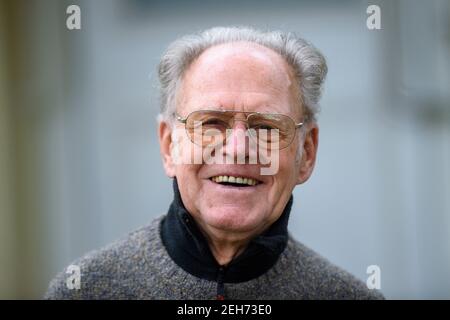 Heyrothsberge, Deutschland. Januar 2021, 22nd. Gustav-Adolf 'Täve' Schur steht im Garten vor seinem Haus. Am 23. Februar wird die Radlegende 90 Jahre alt. Quelle: Klaus-Dietmar Gabbert/dpa-Zentralbild/ZB/dpa/Alamy Live News Stockfoto