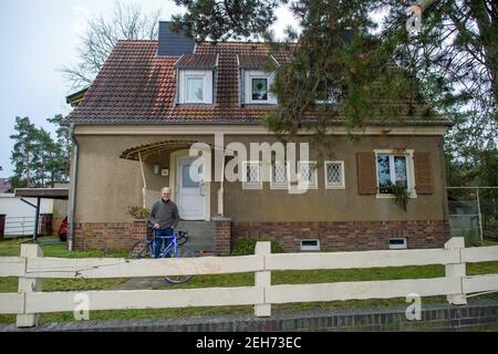 Heyrothsberge, Deutschland. Januar 2021, 22nd. Gustav-Adolf 'Täve' Schur steht im Garten vor seinem Haus mit seinem Rennrad mit 'Täve' auf dem Rahmen. Das Fahrrad wurde ihm von seinem Sohn zu seinem Geburtstag geschenkt. Jetzt wird die Radlegende 'Täve' Schur am 23. Februar 90 Jahre alt. Quelle: Klaus-Dietmar Gabbert/dpa-Zentralbild/ZB/dpa/Alamy Live News Stockfoto