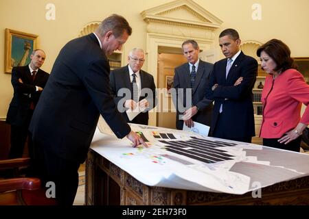 Präsident Barack Obama betrachtet ein Dokument, das über seinen Schreibtisch im Oval Office verteilt ist, während eines Treffens über die Sicherheit von Minen mit dem Assistenten des Präsidenten für legislative Angelegenheiten Phil Schiliro, dem US-amerikanischen Administrator für Sicherheit und Gesundheit, Kevin Stricklin, Assistant Secretary of Labor for Mine Safety and Health Joe Main, Deputy Mine Safety and Health Administrator Greg Wagner, und Labor Secretary Hilda L. Solis, 15. April 2010. Stockfoto