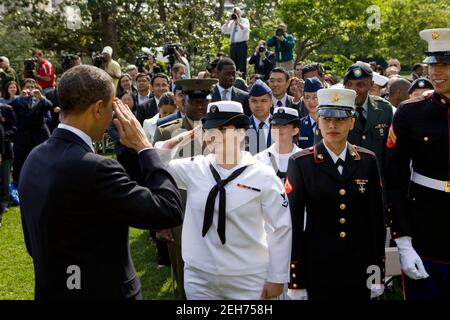 Präsident Barack Obama begrüßt ein aktives Dienstmitglied nach einer Einbürgerungszeremonie im Rosengarten des Weißen Hauses am 23. April 2010. Stockfoto