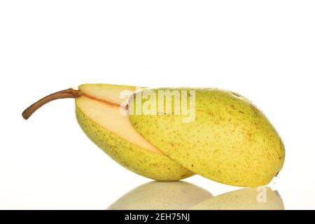 Zwei Hälften reife Bio leckere Lucas Birne, auf weißem Hintergrund. Stockfoto