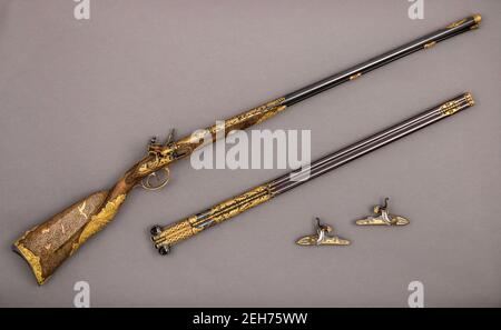 Doppelbarreled Flintlock Shotgun mit austauschbaren Percussion-Schlössern und Fässern, Französisch, Versailles und Paris, ca. 1818-20; auswechselbare Schlagzeugschlösser und -Fässer, datiert 1860. Stockfoto