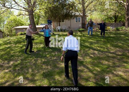 Präsident Barack Obama begrüßt Nachbarn gegenüber der MogoOrganic Farm in Mount Pleasant, Iowa, 27. April 2010. Stockfoto