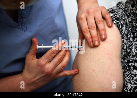 Ein Patient erhält eine Injektion des Pfizer-BioNTech-Coronavirus-Impfstoffs von Dr. Jess Harvey im Northgate Health Center in Bridgnorth. Bilddatum: Freitag, 19. Februar 2021. Bildnachweis sollte lauten: Nick Potts/PA Wire Stockfoto
