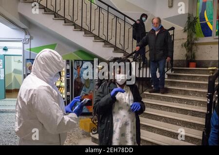 Mailand, Italien. Februar 2021, 19th. 2/19/2021 - Mailand. April 2020. Schlafsaal in Via Mambretti nur redaktionelle Verwendung (Foto: IPA/Sipa USA) Quelle: SIPA USA/Alamy Live News Stockfoto