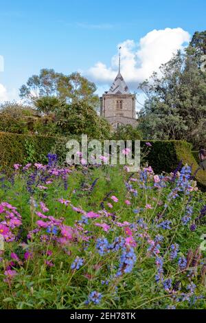 The Colllector Earl's Garden, with St Nicholas Parish Church Beyond: Arundel Castle Gardens, West Sussex, England, UK Stockfoto