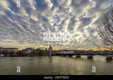 Paris, Frankreich - 12. Februar 2021: Paris Holzbank auf Pont des Arts Holzbrücke bei Sonnenuntergang Stockfoto