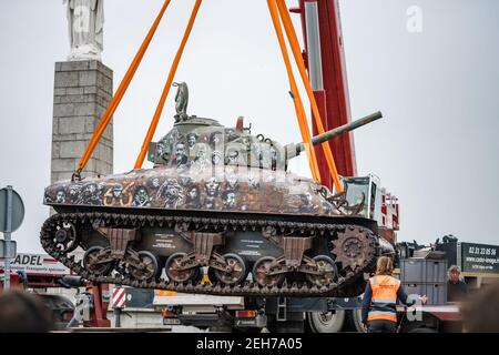 Weltkrieg 2 Sherman M4 Panzerdenkmal wird geliefert Und von Kran Arromanches Gold Beach Omaha für die gehoben 75th D-Day Landung in der Normandie Stockfoto