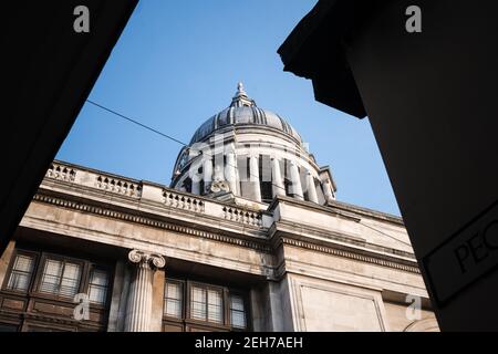 Nottingham City Centre, UK Blick auf council House Stein Kuppel Dach Blick auf blauen Himmel dramatischen Winkel von Silhouette eingerahmt Stockfoto