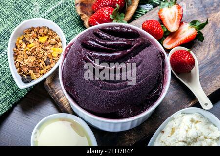 Brasilianische Acai mit Erdbeere und Granola Stockfoto