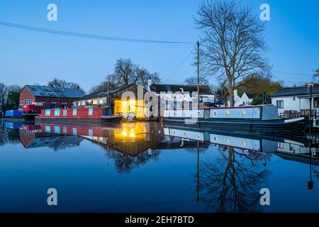 Kanalboot Trockendock für Narrowboot festgemacht Reparaturen in der Nacht Beleuchtet und beleuchtet reflektierend auf Langzeitbelichtung still River Trent Water Grand Union Stockfoto