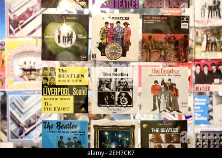 MOTALA, SCHWEDEN - 13. JANUAR 2021: Alte Aufzeichnungen der Beatles im Motala Motor Museum. Stockfoto