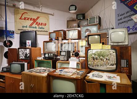 MOTALA, SCHWEDEN - 13. JANUAR 2021: Alte Fernseher der Marke Luxor im Motala Motor Museum. Stockfoto