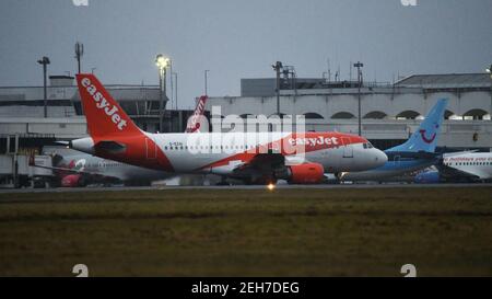 Glasgow, Schottland, Großbritannien. Februar 2021, 19th. Im Bild: EasyJet Flug von London Heathrow landet am Flughafen Glasgow. Alle Flüge nach Glasgow sind heute Inlandsflüge innerhalb Großbritanniens, mit Ausnahme eines TUI-Fluges von Lanzarote, der noch nach Glasgow fliegen soll. Seit Beginn der Sperrung durch das Coronavirus (COVID19) hat der Flughafen einen dramatischen Passagierabfall erlebt, doch seit der erste Minister ein Reiseverbot und eine Selbstisolierung verhängt hat, die nun das Gesetz für ausländische Reisende aus dem Ausland ist, sind die Passagierzahlen auf einem Tiefstand. Quelle: Colin Fisher/Alamy Live News Stockfoto