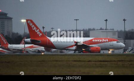 Glasgow, Schottland, Großbritannien. Februar 2021, 19th. Im Bild: EasyJet Flug von London Heathrow landet am Flughafen Glasgow. Alle Flüge nach Glasgow sind heute Inlandsflüge innerhalb Großbritanniens, mit Ausnahme eines TUI-Fluges von Lanzarote, der noch nach Glasgow fliegen soll. Seit Beginn der Sperrung durch das Coronavirus (COVID19) hat der Flughafen einen dramatischen Passagierabfall erlebt, doch seit der erste Minister ein Reiseverbot und eine Selbstisolierung verhängt hat, die nun das Gesetz für ausländische Reisende aus dem Ausland ist, sind die Passagierzahlen auf einem Tiefstand. Quelle: Colin Fisher/Alamy Live News Stockfoto