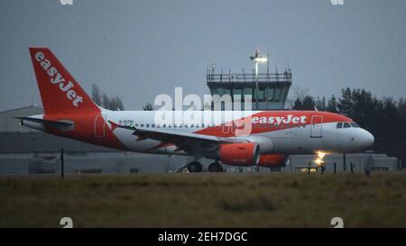 Glasgow, Schottland, Großbritannien. Februar 2021, 19th. Im Bild: EasyJet Flug von London Heathrow landet am Flughafen Glasgow. Alle Flüge nach Glasgow sind heute Inlandsflüge innerhalb Großbritanniens, mit Ausnahme eines TUI-Fluges von Lanzarote, der noch nach Glasgow fliegen soll. Seit Beginn der Sperrung durch das Coronavirus (COVID19) hat der Flughafen einen dramatischen Passagierabfall erlebt, doch seit der erste Minister ein Reiseverbot und eine Selbstisolierung verhängt hat, die nun das Gesetz für ausländische Reisende aus dem Ausland ist, sind die Passagierzahlen auf einem Tiefstand. Quelle: Colin Fisher/Alamy Live News Stockfoto