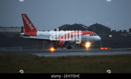 Glasgow, Schottland, Großbritannien. Februar 2021, 19th. Im Bild: EasyJet Flug von London Heathrow landet am Flughafen Glasgow. Alle Flüge nach Glasgow sind heute Inlandsflüge innerhalb Großbritanniens, mit Ausnahme eines TUI-Fluges von Lanzarote, der noch nach Glasgow fliegen soll. Seit Beginn der Sperrung durch das Coronavirus (COVID19) hat der Flughafen einen dramatischen Passagierabfall erlebt, doch seit der erste Minister ein Reiseverbot und eine Selbstisolierung verhängt hat, die nun das Gesetz für ausländische Reisende aus dem Ausland ist, sind die Passagierzahlen auf einem Tiefstand. Quelle: Colin Fisher/Alamy Live News Stockfoto