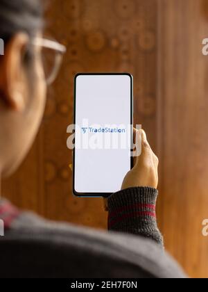 Assam, indien - Februar 19, 2021 : TradeStation Logo auf Handy-Bildschirm Stock Bild. Stockfoto