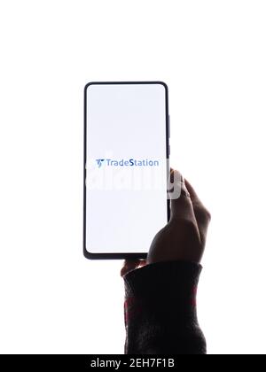 Assam, indien - Februar 19, 2021 : TradeStation Logo auf Handy-Bildschirm Stock Bild. Stockfoto