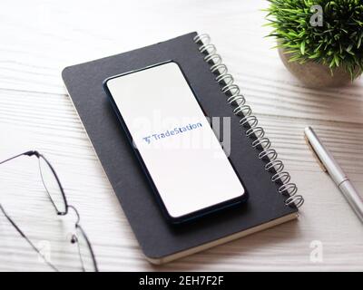 Assam, indien - Februar 19, 2021 : TradeStation Logo auf Handy-Bildschirm Stock Bild. Stockfoto