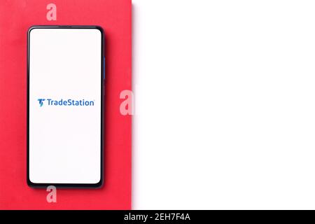 Assam, indien - Februar 19, 2021 : TradeStation Logo auf Handy-Bildschirm Stock Bild. Stockfoto