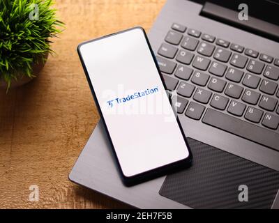 Assam, indien - Februar 19, 2021 : TradeStation Logo auf Handy-Bildschirm Stock Bild. Stockfoto