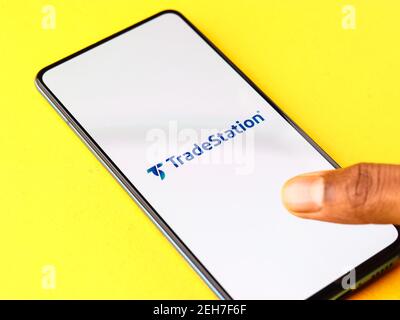 Assam, indien - Februar 19, 2021 : TradeStation Logo auf Handy-Bildschirm Stock Bild. Stockfoto