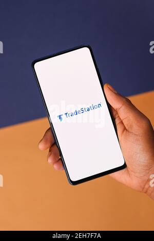 Assam, indien - Februar 19, 2021 : TradeStation Logo auf Handy-Bildschirm Stock Bild. Stockfoto