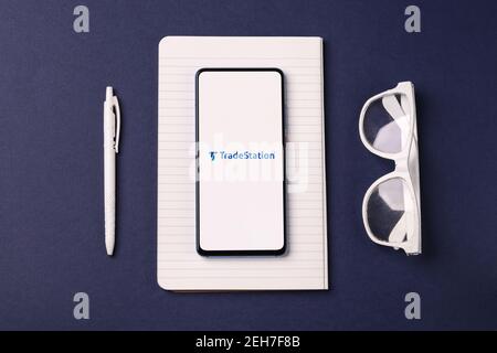 Assam, indien - Februar 19, 2021 : TradeStation Logo auf Handy-Bildschirm Stock Bild. Stockfoto