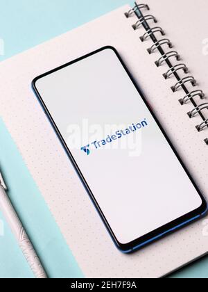 Assam, indien - Februar 19, 2021 : TradeStation Logo auf Handy-Bildschirm Stock Bild. Stockfoto