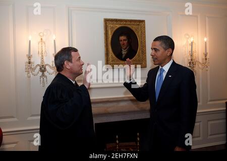 Präsident Barack Obama wird zum zweiten Mal vom Oberrichter John G. Roberts, Jr. im Kartenraum des Weißen Hauses, 21. Januar 2009, der Amtseid erteilt. Stockfoto