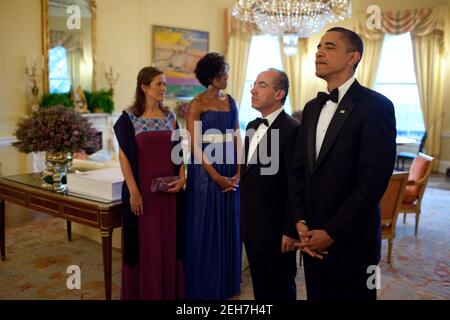 Präsident Barack Obama, Präsident Felipe Calderón von Mexiko, First Lady Michelle Obama und Frau Margarita Zavala halten inne, während die militärische Farbwache nach einem privaten Empfang am 19. Mai 2010 den Raum des Gelben Ovales des Weißen Hauses betritt. Stockfoto