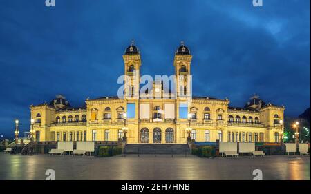 San Sebastian, Spanien. Panoramablick auf das historische Gebäude der Hauptbibliothek in der Abenddämmerung Stockfoto