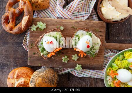 Brotscheibe mit Butter und Ei Stockfoto