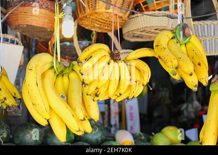 Bananen hängen auf Thialnd Markt Reise Hintergrund Stockfoto