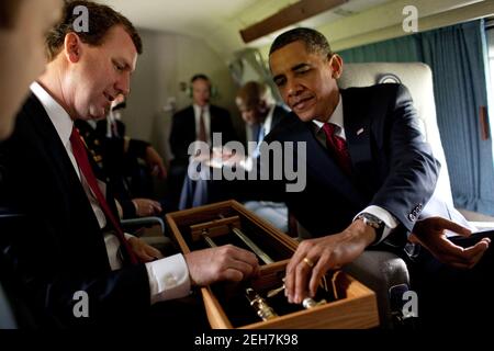 Präsident Barack Obama und Reisedirektor Marvin Nicholson schauen sich nach dem Beginn der US-Militärakademie in West Point, N.Y., 22. Mai 2010 einen Geschenksäbel an Bord von Marine One an. Stockfoto