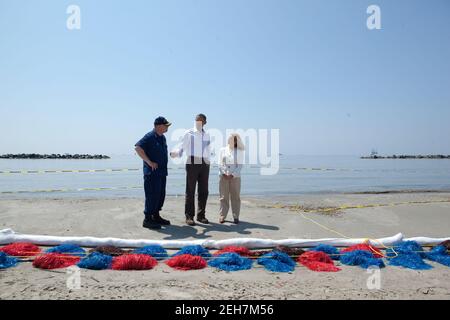 Präsident Barack Obama, National Incident Commander Admiral Thad Allen und Lafourche Parish Präsidentin Charlotte Randolph betrachten die Auswirkungen der BP-Ölpest auf Fourchon Beach in Port Fourchon, La., 28. Mai 2010. Stockfoto