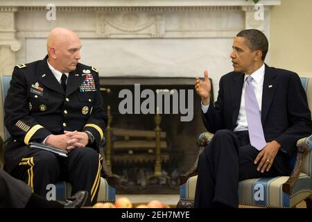 Präsident Barack Obama trifft sich mit General Raymond Odierno, General-Kommandant der US-Streitkräfte Irak, im Oval Office, 2. Juni 2010. Stockfoto