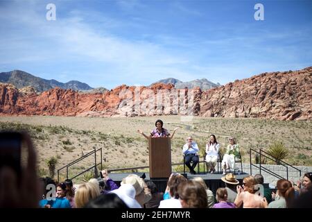 First Lady Michelle Obama macht Bemerkungen während des Starts von Let's Move Outside, einer Erweiterung von her Let's Move! Initiative, im Besucherzentrum im Red Rock Canyon, Nevada, 1. Juni 2010. Stockfoto