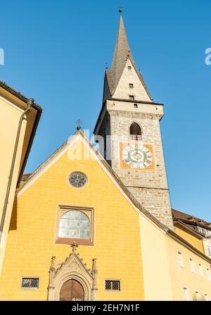 Glockenturm der Ursulinenkirche Heiliger Heiliger Erlöser in der historischen Stadt Bruneck oder Bruneck, Südtirol, Italien Stockfoto