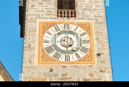 Uhr des Glockenturms der Ursulinen Heilig-Erlöser-Kirche in der historischen Stadt Bruneck oder Bruneck, Südtirol, Italien Stockfoto