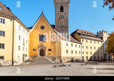 Glockenturm der Ursulinenkirche Heiliger Heiliger Erlöser in der historischen Stadt Bruneck oder Bruneck, Südtirol, Italien Stockfoto