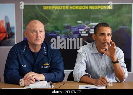 Präsident Barack Obama wird über die Reaktion auf die BP-Ölpest im Golf von Mexiko während eines Treffens im Asphalthaus am Louis Armstrong International Airport in New Orleans, La, am 4. Juni 2010 informiert. National Incident Commander Admiral Thad Allen sitzt auf der linken Seite. Stockfoto