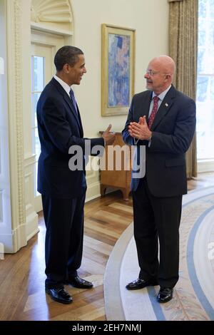 Präsident Barack Obama begrüßt James Clapper, seinen Kandidaten für den Direktor des nationalen Geheimdienstes, am Samstag, den 5. Juni 2010 im Oval Office. Stockfoto