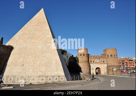 Italien, Rom, Pyramide von Caius Cestius und Porta San Paolo Stockfoto