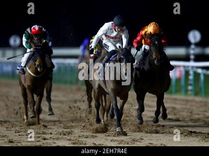 Mack the Knife, geritten von Daniel Muscutt (Mitte) auf dem Weg zum Gewinn des Play 4 to Score bei Betway Handicap auf der Southwell Racecourse. Bilddatum: Freitag, 19. Februar 2021. Stockfoto