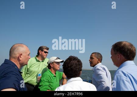 Präsident Barack Obama spricht von links mit National Incident Commander ADM. Thad Allen, Alabama Gov. Bob Riley, Gulf Shores Bürgermeister Robert Craft, Senior Advisor Valerie Jarrett, und Dauphin Island Bürgermeister Jeff Collier, während sie an Bord der Dauphin Island Fähre nach Fort Morgan, Alabama, reisen, 14. Juni 2010. Dies war die vierte Reise des Präsidenten an die Golfküste, um die anhaltende Reaktion auf die BP-Ölpest im Golf von Mexiko zu bewerten. Stockfoto